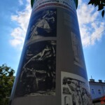 słup ogłoszeniowy z nadrukiem grafiki Brunona Schulza