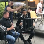 dwóch mężczyzn grana instrumentach muzycznych w przestrzeni publicznej