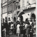 Rynek Starego Miasta 20, przed wejściem do Muzeum w dniu wernisażu wystawy, fot. a.n.