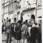 Rynek Starego Miasta 20, przed wejściem do Muzeum w dniu wernisażu wystawy, fot. a.n.
