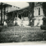Adam Żeromski z panią Mordasewiczową i jej córką Zosią w Nałęczowie, przed willą „Oktawia” , fot. nieznany, ok. 1902 r.