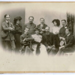 W Nałęczowie, od lewej: siedzą: NN, Zofia Nałkowska, Wacław Nałkowski, NN; stoją: NN, NN, Stefan Żeromski, Adolf Nowaczyński, Stanisława Bobkowska, NN, fot. nieznany, 1907